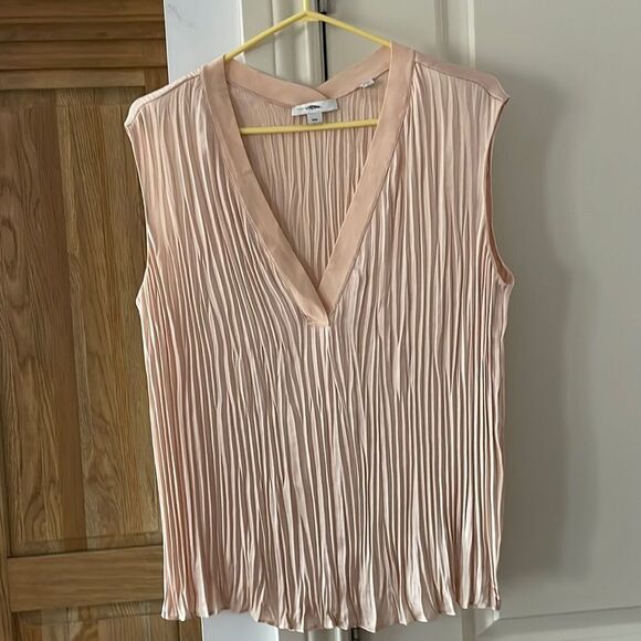 🎀 Vince. Crushed sleeveless double v neck blouse in French rose new - Picture 2 of 13